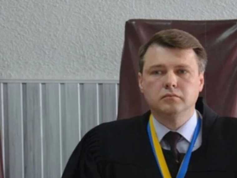 Жена-адвокат судьи ВАКС помогает ему писать решения по делам – расследование СМИ