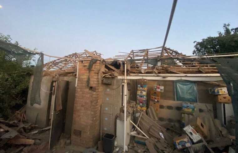 Окупанти ввечері та вночі обстріляли Нікопольщину, постраждали 2 особи, пошкоджено понад 20 будинків