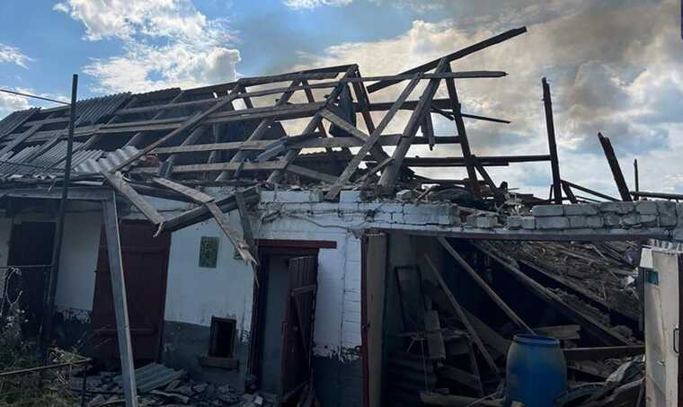 Окупанти обстріляли 5 районів Харківщини: пошкоджено будинки, почалась пожежа