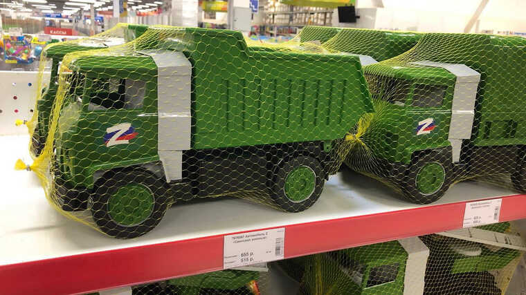 Казахстан запретит товары с российской военной символикой