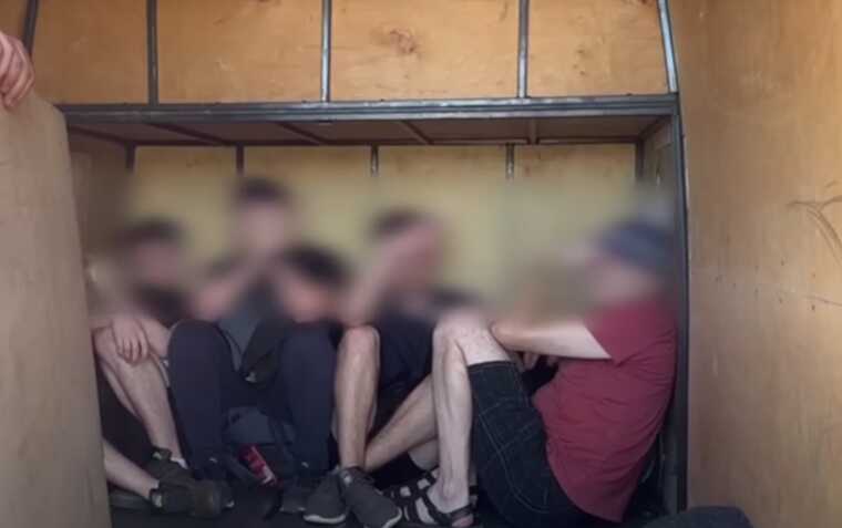 Пограничники обнаружили 4 уклонистов в тайнике микроавтобуса, который направлялся в Молдову