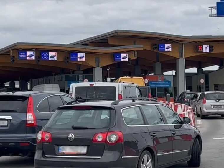 Украинцы застряли на границе в 30-градусную жару