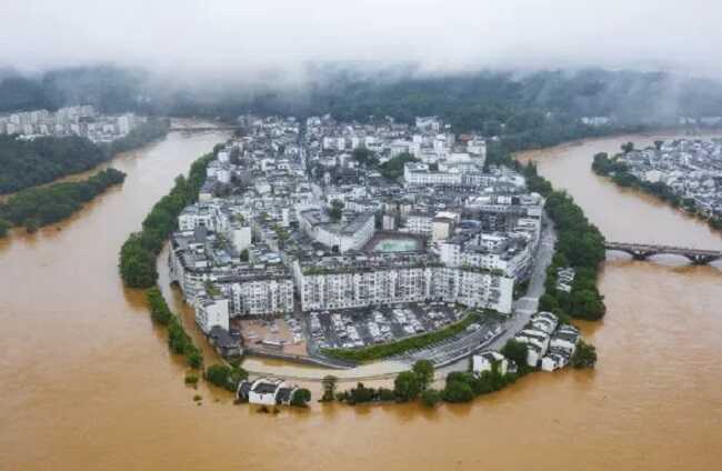 Президент Зеленский выразил соболезнования Китаю из-за разрушительного наводнения