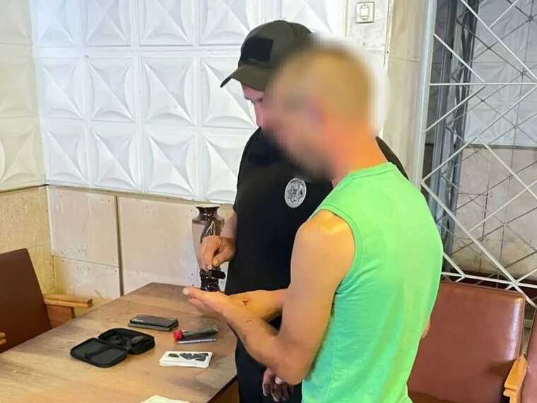 Облив бензином касирку та спробував підпалити банк: на Вінниччині поліцейські затримали зловмисника