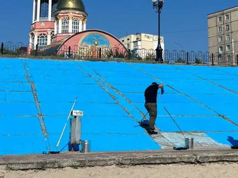 У Києві на Оболоні активісти відновили найбільший в Україні кримськотатарський прапор