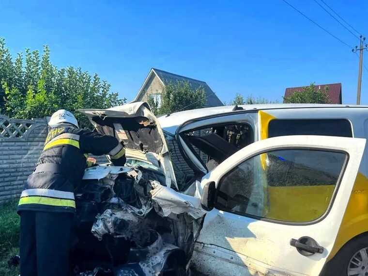 На Київщині припаркований легковик, який протаранив BMW, відкинуло на пішоходів