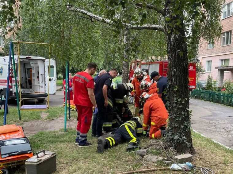 На Киевщине в канализационном колодце во время работ погибли два коммунальщика