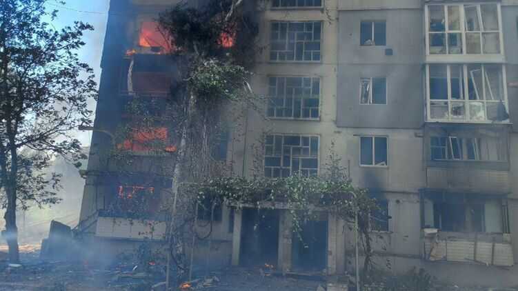 В Оріхові в Запорізькій області від обстрілу спалахнула дев’ятиповерхівка