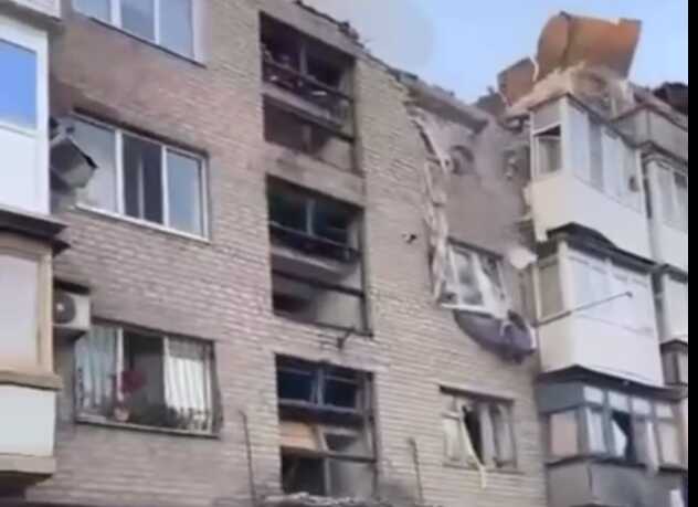 Окупанти вдарили ракетами по житловому будинку в Покровську: є жертви