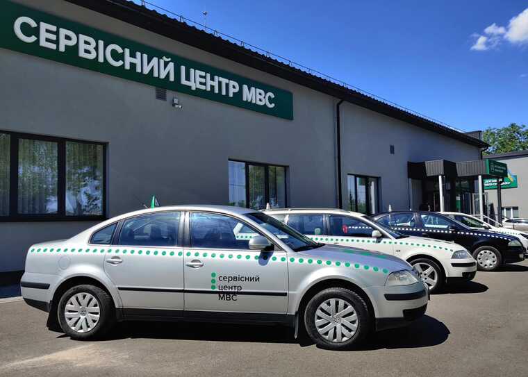 Кабмін дозволив отримувати водійське посвідчення й номерні знаки поштою