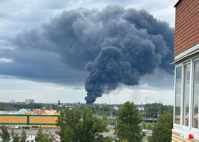 У Курській області спалахнула масштабна пожежа на даху багатоповерхівки