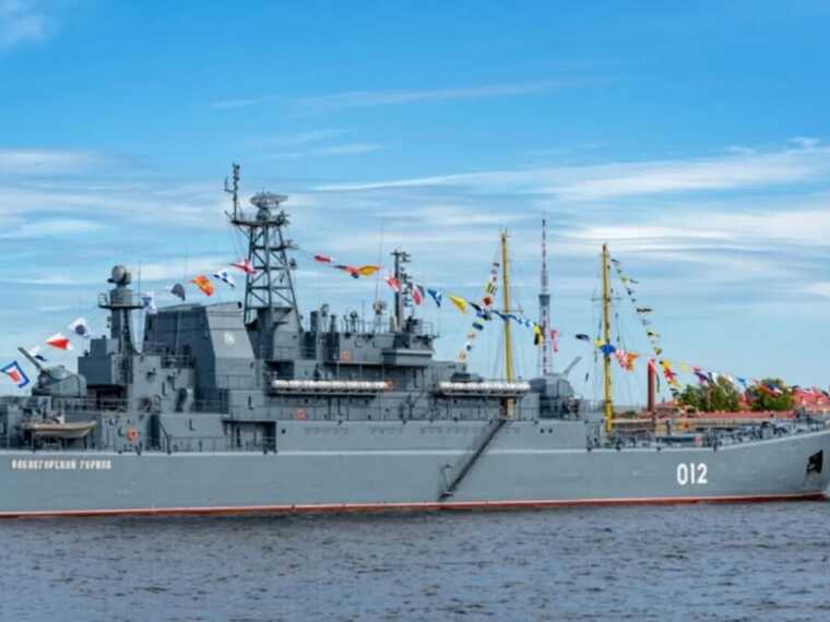 З’явилося нове супутникове фото "Оленегорського горняка": його відбуксирували для ремонту