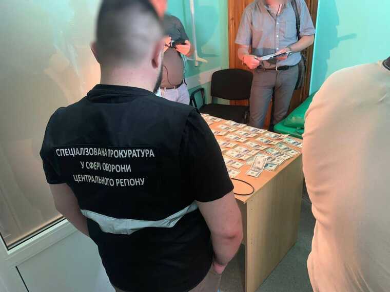 5000 долларов США за уклонение от призыва – в Киеве разоблачен военнослужащий