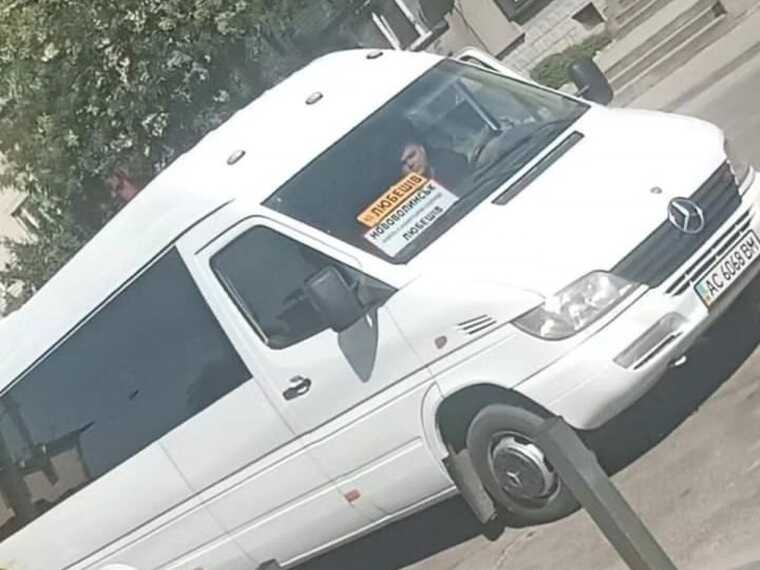 На Волині водій автобуса нахамив воїну та викинув його речі