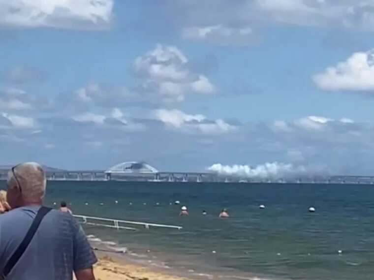 Дим біля Кримського мосту злякав туристів на пляжі