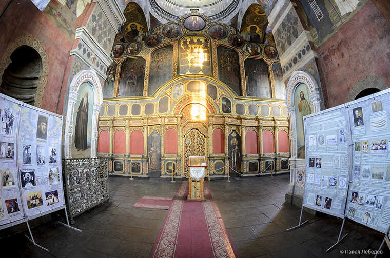 В Киево-Печерской лавре мужчина камнем разбил стекло на иконе