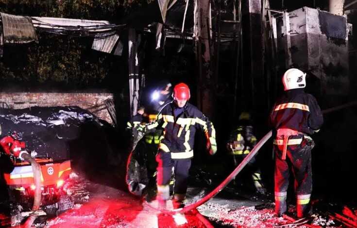 В Київській області сталась масштабна пожежа на складі шин: для гасіння задіяли роботів