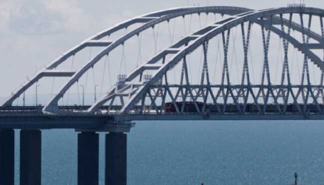 На Кримському мосту зупинили рух транспорту