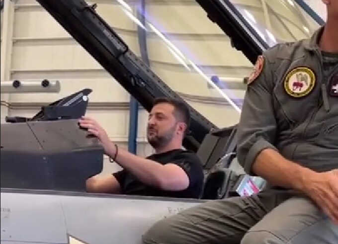 Зеленский в Нидерландах лично "протестировал" истребитель F-16, который получит Украина