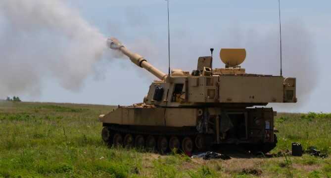 Українські військові знищують позиції окупантів за допомогою новітньої гаубиці Paladin