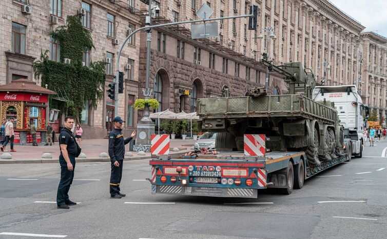 У Києві на Хрещатику готується до відкриття виставка знищеної техніки РФ