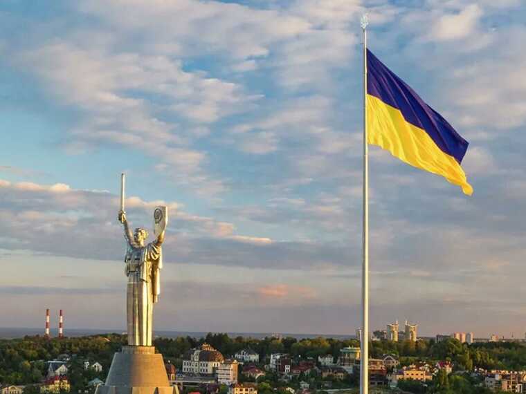 Синьо-жовтий одяг і багато прапорців: як пройшов День державного прапора у Києві