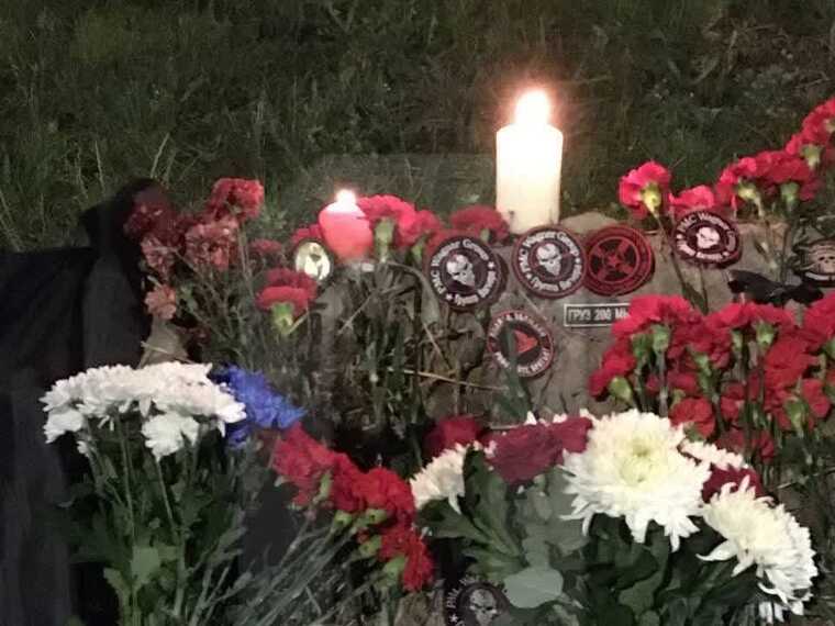 До "Вагнер-центру" зносять квіти та символіку "вагнерівців" до імпровізованого "меморіалу"