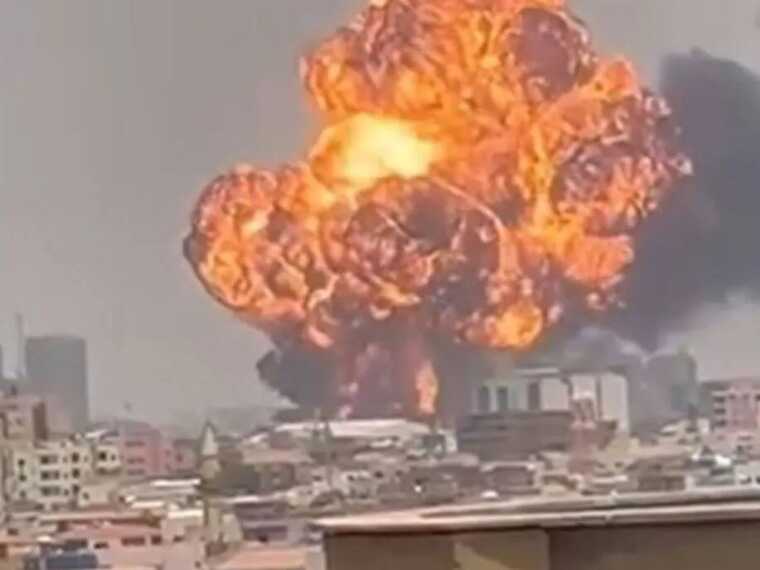 В столице Судана прогремел мощный взрыв, поднялся огненный "гриб"