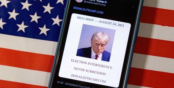 Син Трампа почав продавати мерч із тюремною фотографією свого батька