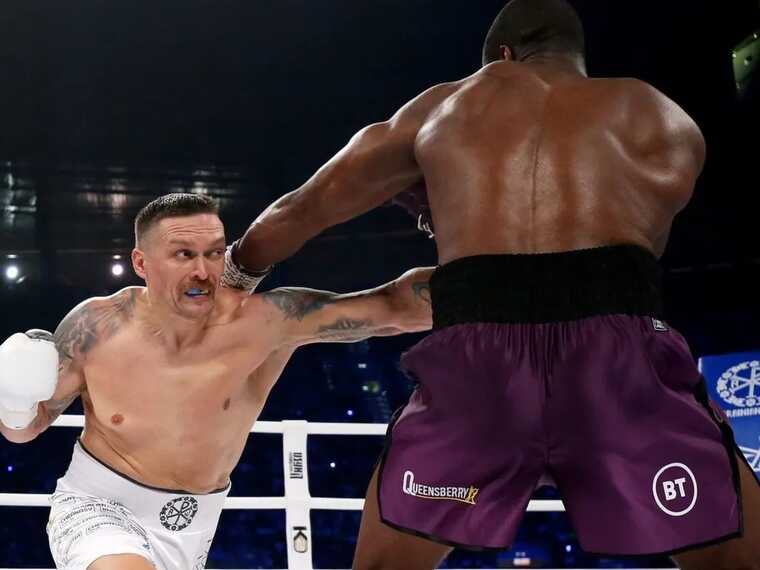 Усик переміг у підлому бою з нокдауном і захистив чемпіонські титули