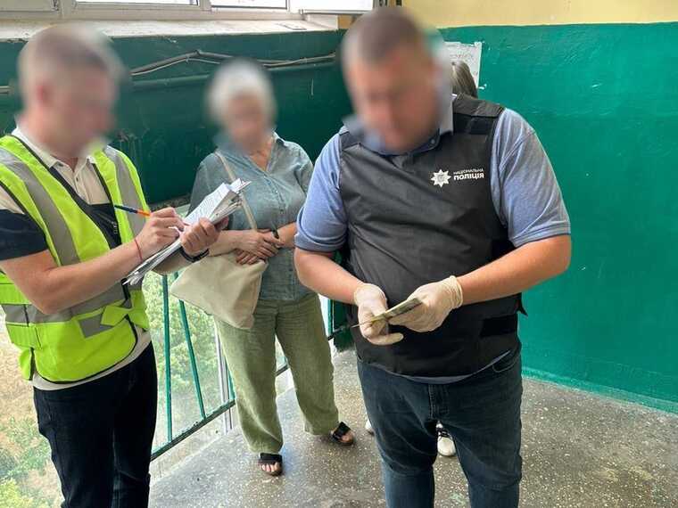 В Киеве разоблачена работница ВЛК, получившая от призывника 2 000 долларов США