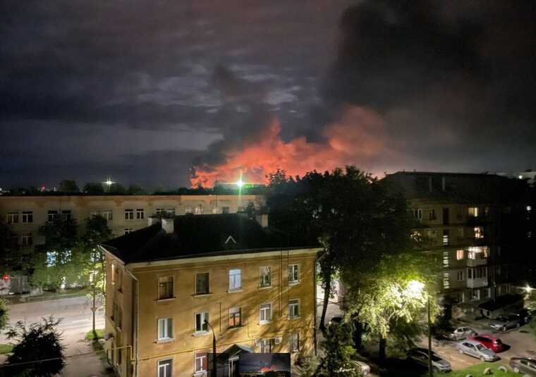 В Пскове в районе аэропорта звучали взрывы, возник сильный пожар