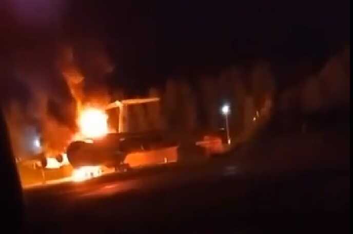 Російський літак Іл-76 догорає на військовому аеродромі у Пскові