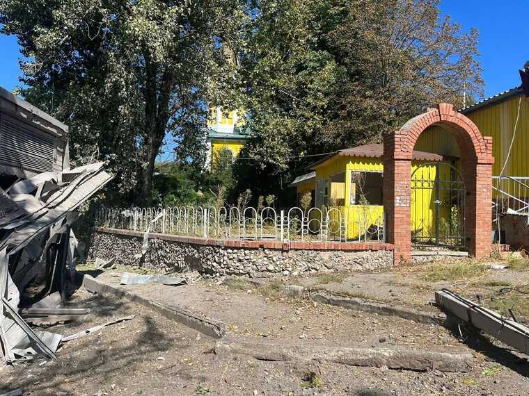 Оккупанты обстреляли центр Купянска, разрушены здания, один человек ранен