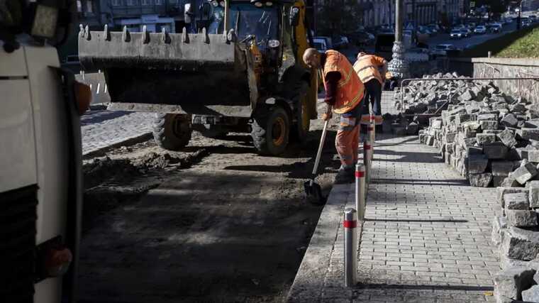 У Києві назріває новий скандал: замість елітних авто комунальники куплять цеглу та цемент?