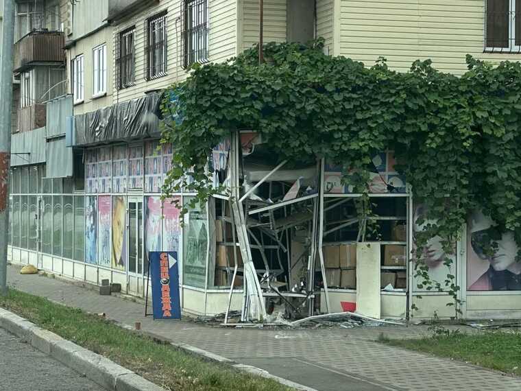 У Києві легковик на швидкості в’їхав у вітрину магазина