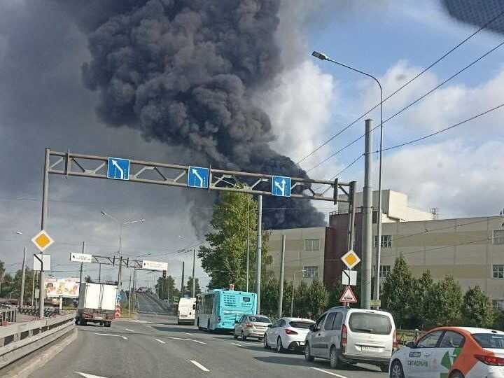 У Санкт-Петербурзі спалахнула велика пожежа в районі нафтобази