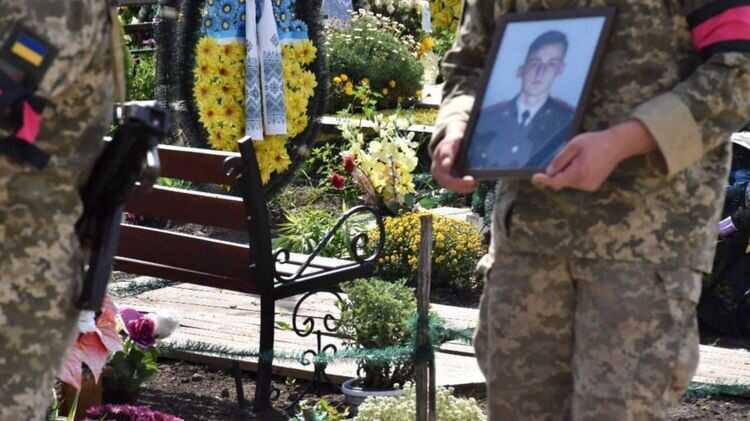 На Хмельниччині поховали пілота-штурмана, який загинув під час аварії вертольота під Краматорськом