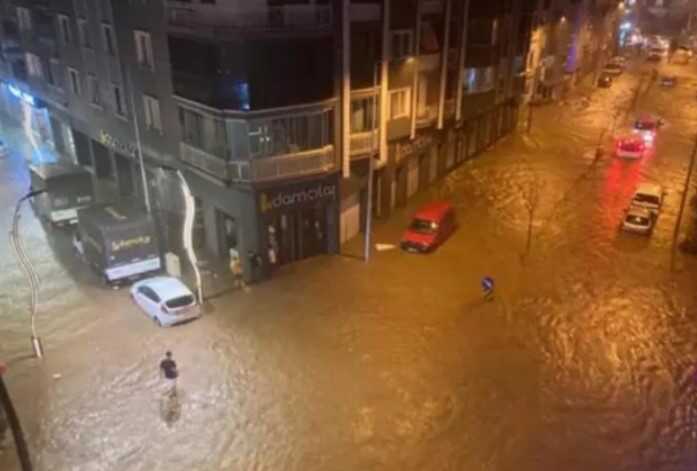 У Туреччині через сильні зливи затопило місто на узбережжі Чорного моря