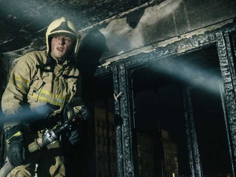 У Києві внаслідок нічної пожежі у багатоповерхівці загинула жінка