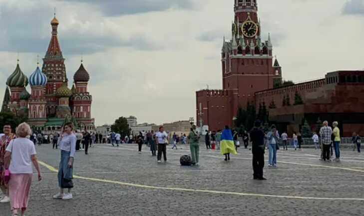 Біля Кремля жінка загорнулася у прапор України