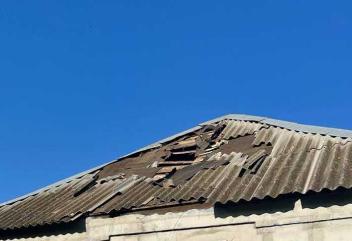 Окупанти вдарили касетними боєприпасами по селу на Харківщині, поранено чоловіка