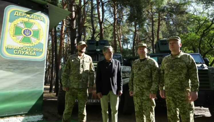 Блінкен зустрівся з українськими прикордонниками і сів за кермо броньовика