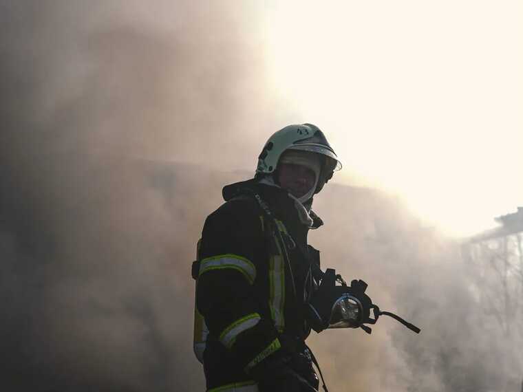 На Київщині близько семи годин гасили пожежу на нелегальному сміттєзвалищі