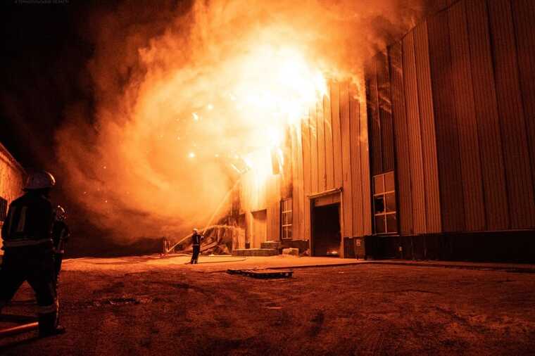 Масштабна пожежа сьогодні вночі спалахнула у Тернополі