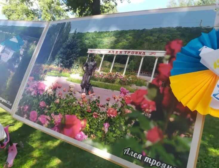 У столичному парку "Наталка" висадили троянди на честь дня міста-фортеці Бахмута