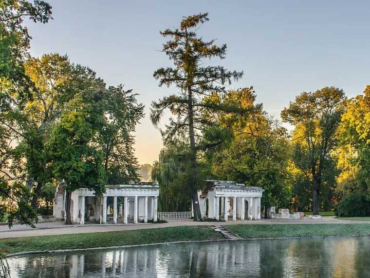 На Київщині на території відомого парку в озері знайшли тіло чоловіка