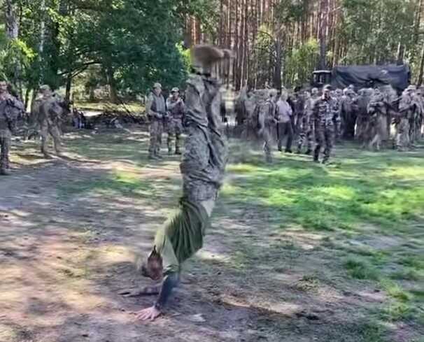 Сміливі і талановиті: воїни ЗСУ показали вбивчий брейк-данс