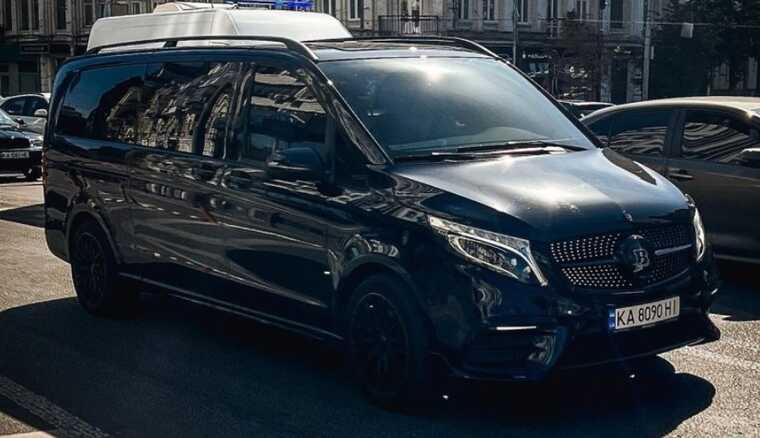 У Києві помітили дуже рідкісний розкішний мінівен Mercedes Brabus
