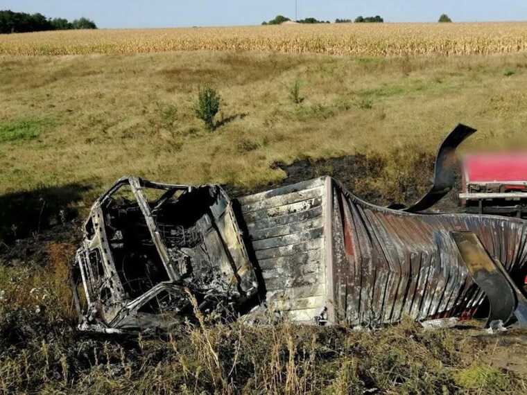 В Киевской области грузовик съехал в кювет, опрокинулся и загорелся